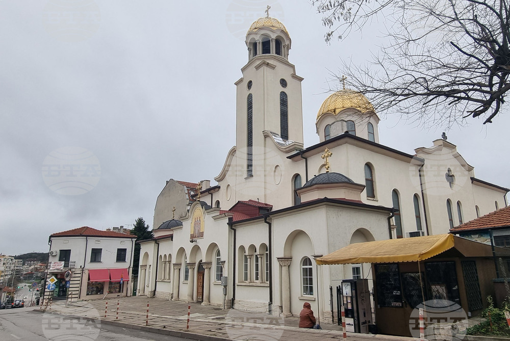 Шумен - църква „Свети Три Светители“ - неделна литургия