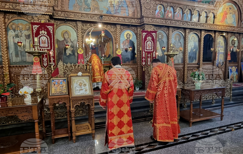 Шумен - църква „Свети Три Светители“ - неделна литургия