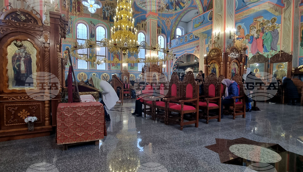 Шумен - църква „Свети Три Светители“ - неделна литургия