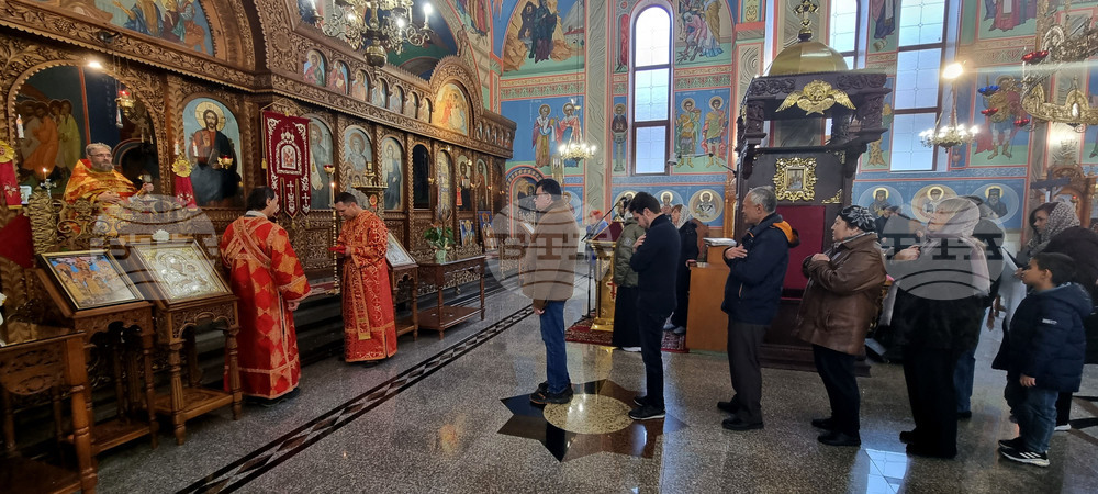 Шумен - църква „Свети Три Светители“ - неделна литургия