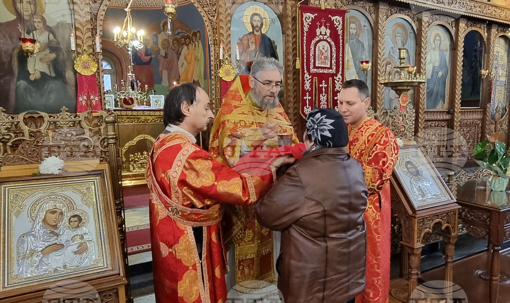 Шумен - църква „Свети Три Светители“ - неделна литургия