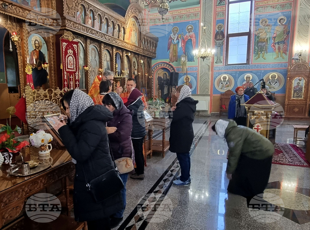 Шумен - църква „Свети Три Светители“ - неделна литургия