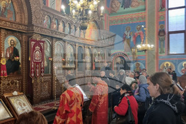 Шумен - църква „Свети Три Светители“ - неделна литургия