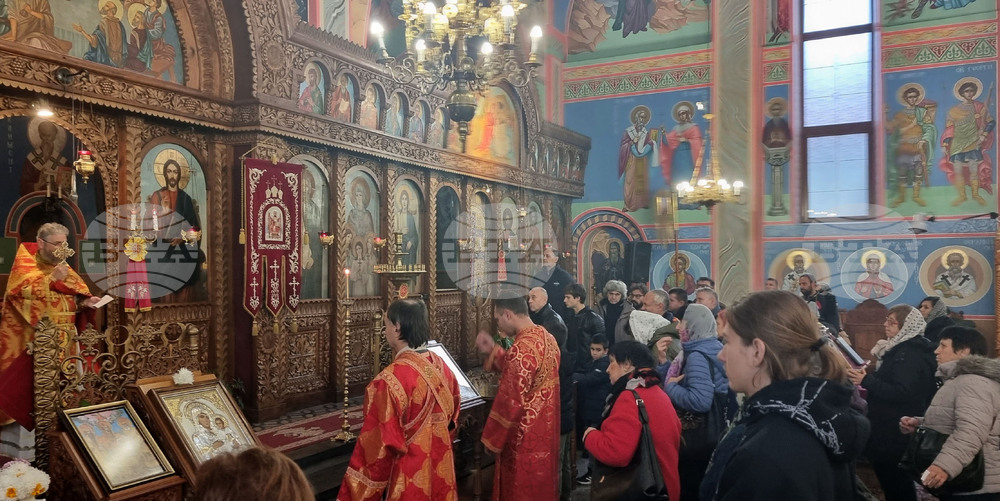 Шумен - църква „Свети Три Светители“ - неделна литургия