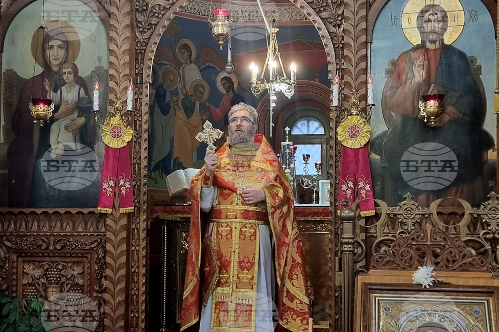 Шумен - църква „Свети Три Светители“ - неделна литургия