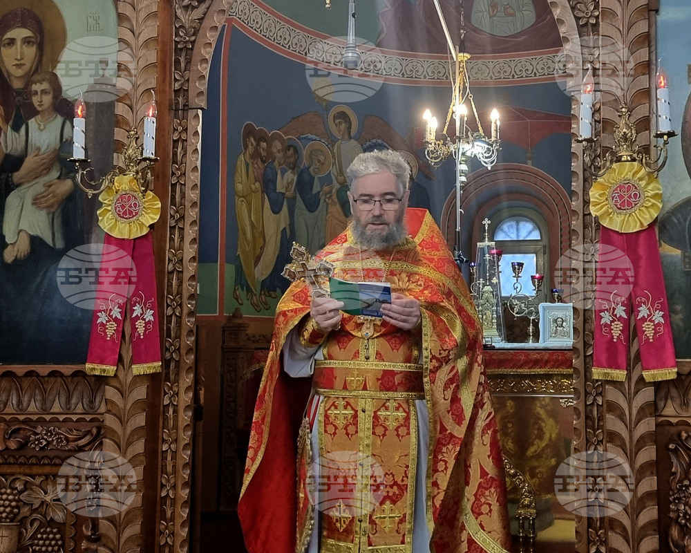 Шумен - църква „Свети Три Светители“ - неделна литургия