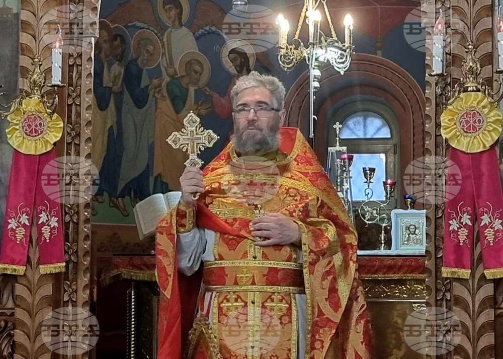 Шумен - църква „Свети Три Светители“ - неделна литургия