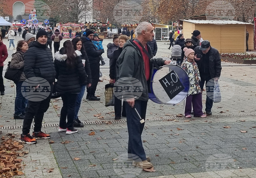 Плевен - граждани - протест с искане за оставка на правителството