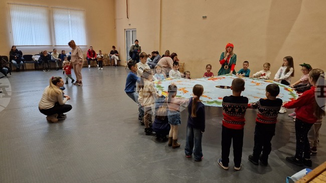 Децата от Радомир се срещнаха с Дядо Коледа и изработиха коледни играчки по инициатива на Общината