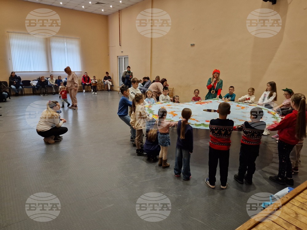 Децата от Радомир се срещнаха с Дядо Коледа и изработиха коледни играчки по инициатива на Общината