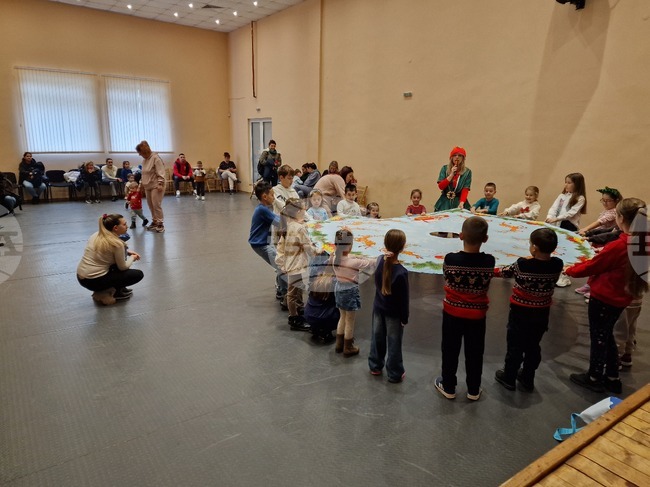 Децата от Радомир се срещнаха с Дядо Коледа и изработиха коледни играчки по инициатива на Общината
