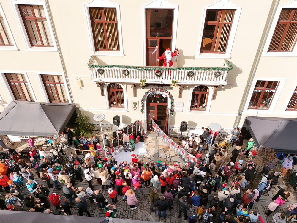 Коледна магия пред началното училище озари Банско