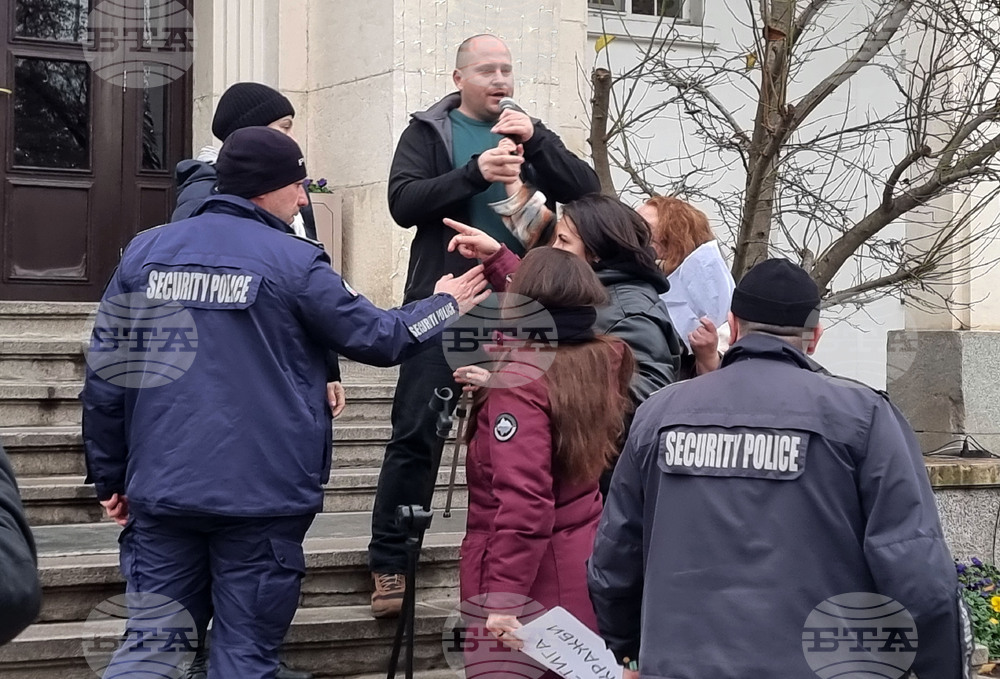 Плевен - граждани - протест с искане за оставка на правителството