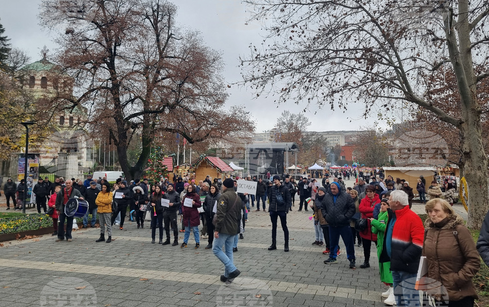Плевен - граждани - протест с искане за оставка на правителството