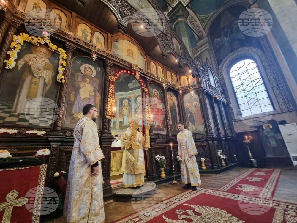 Стара Загора -храм „Св. Николай Мирликийски Чудотворец“ - литургия