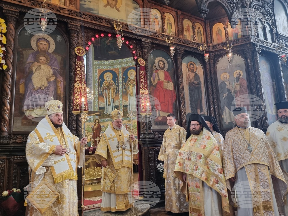 Стара Загора -храм „Св. Николай Мирликийски Чудотворец“ - литургия