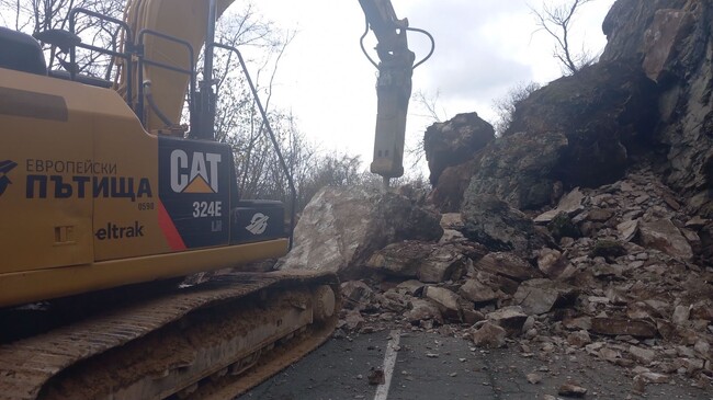 АПИ: 5 машини разчистват свлечената скална маса в района на село Кърнаре по път II-35