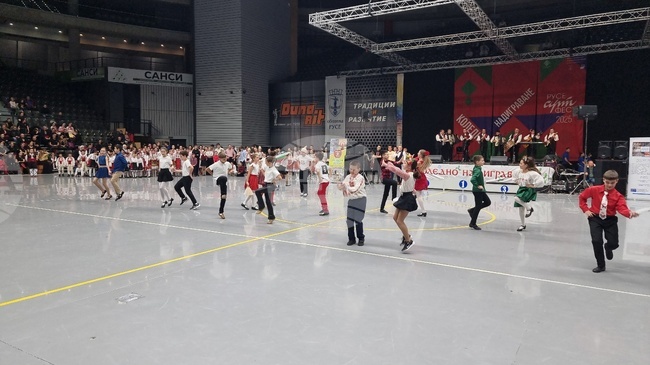 "Коледно надиграване" събра около 800 танцьори в Русе