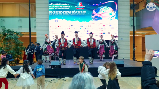 Благотворителен базар в Букурещ събра света под един покрив; България привлече посетителите с розово масло и домашно приготвени печива