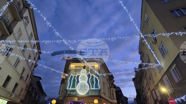 С включване на празничните светлини кметът на столичния район ,,Средец" Трайчо Трайков откри коледния сезон на благотворителен фестивал в центъра на София