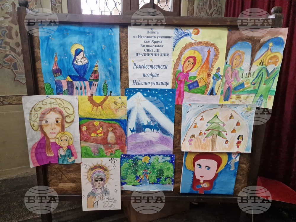 Деца от неделното училище в Търговище украсиха преддверието на храм „Св. Успение Богородично“ в Търговище за Рождественските празници