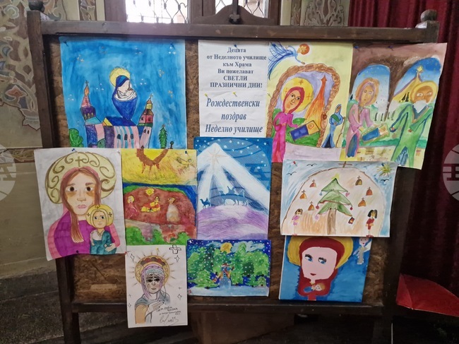 Деца от неделното училище в Търговище украсиха преддверието на храм „Св. Успение Богородично“ в Търговище за Рождественските празници