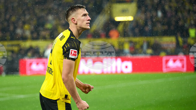 Ръководството на Барселона се колебае дали да отправи официална оферта за защитника Нико Шлотербек