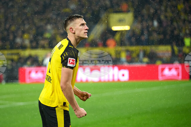 Ръководството на Барселона се колебае дали да отправи официална оферта за защитника Нико Шлотербек