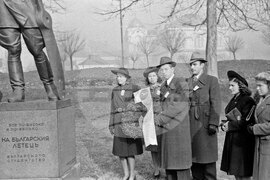 Студенти поднасят цветя пред паметника на българския летец на 8-и декември 1943 г.