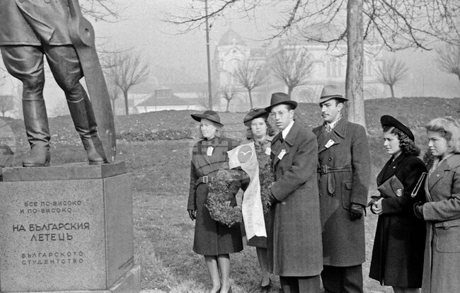  Студенти поднасят цветя пред паметника на българския летец на 8-и декември 1943 г.