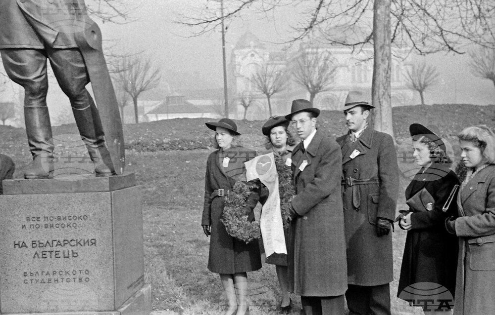 Студенти поднасят цветя пред паметника на българския летец на 8-и декември 1943 г.