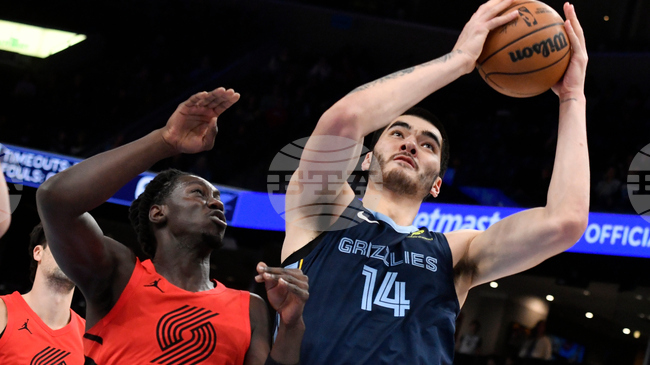 Центърът на Мемфис Зак Иди ще пропусне поне месец в НБА заради контузия на глезена