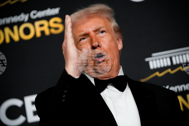 Сделката за закупуването на „Уорнър Брос Дискавъри“ от „Нетфликс“ може да е проблемна, заяви президентът Тръмп