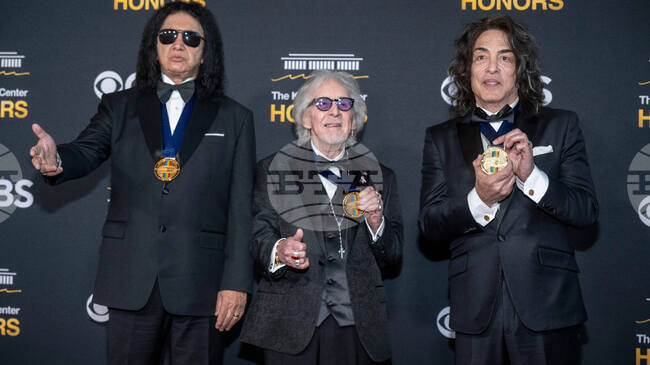 Доналд Тръмп изрази почитта си към Силвестър Сталоун, Глория Гейнър и „Кис“ на церемония в Центъра за сценични изкуства „Кенеди"