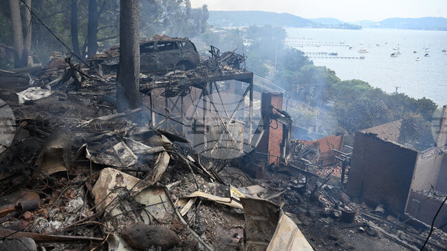 Един пожарникар загина, а 40 къщи са унищожени при горски пожари в Австралия 