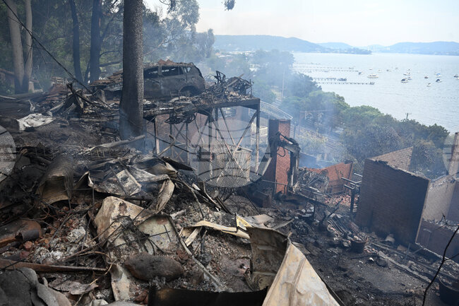 Един пожарникар загина, а 40 къщи са унищожени при горски пожари в Австралия 