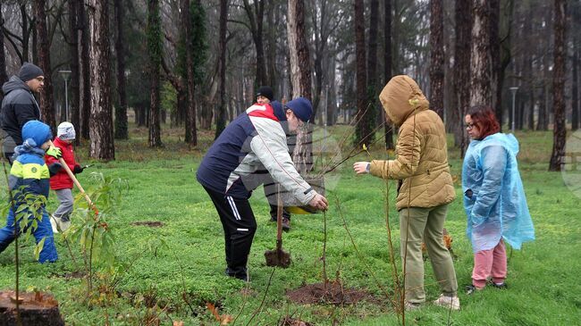 Деца и родители залесиха района край градския стадион в Исперих, пострадал при пожар през лятото