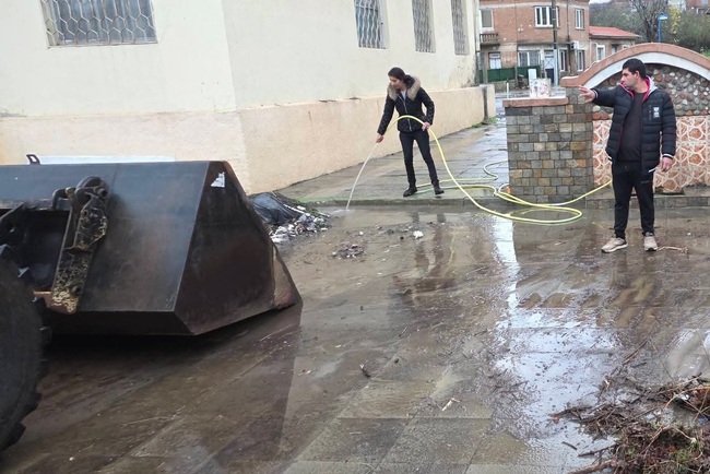 В созополското село Зидарово продължава разчистването след наводнението от 6 декември