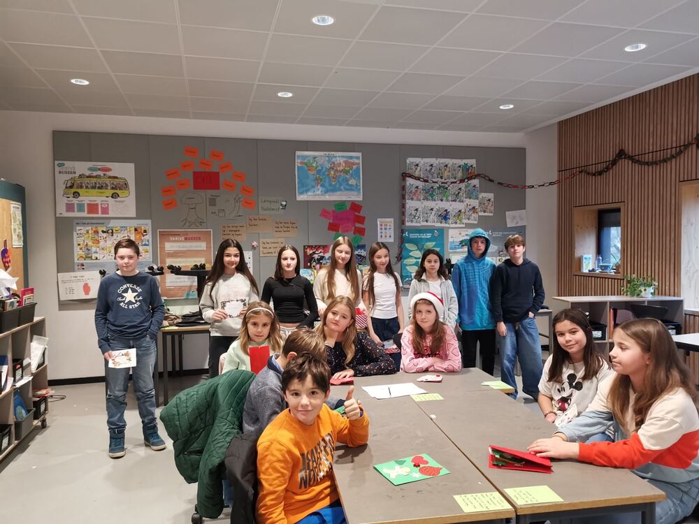 Ученици от Българския просветен център „Иван Вазов“ в Копенхаген изработваха коледни картички