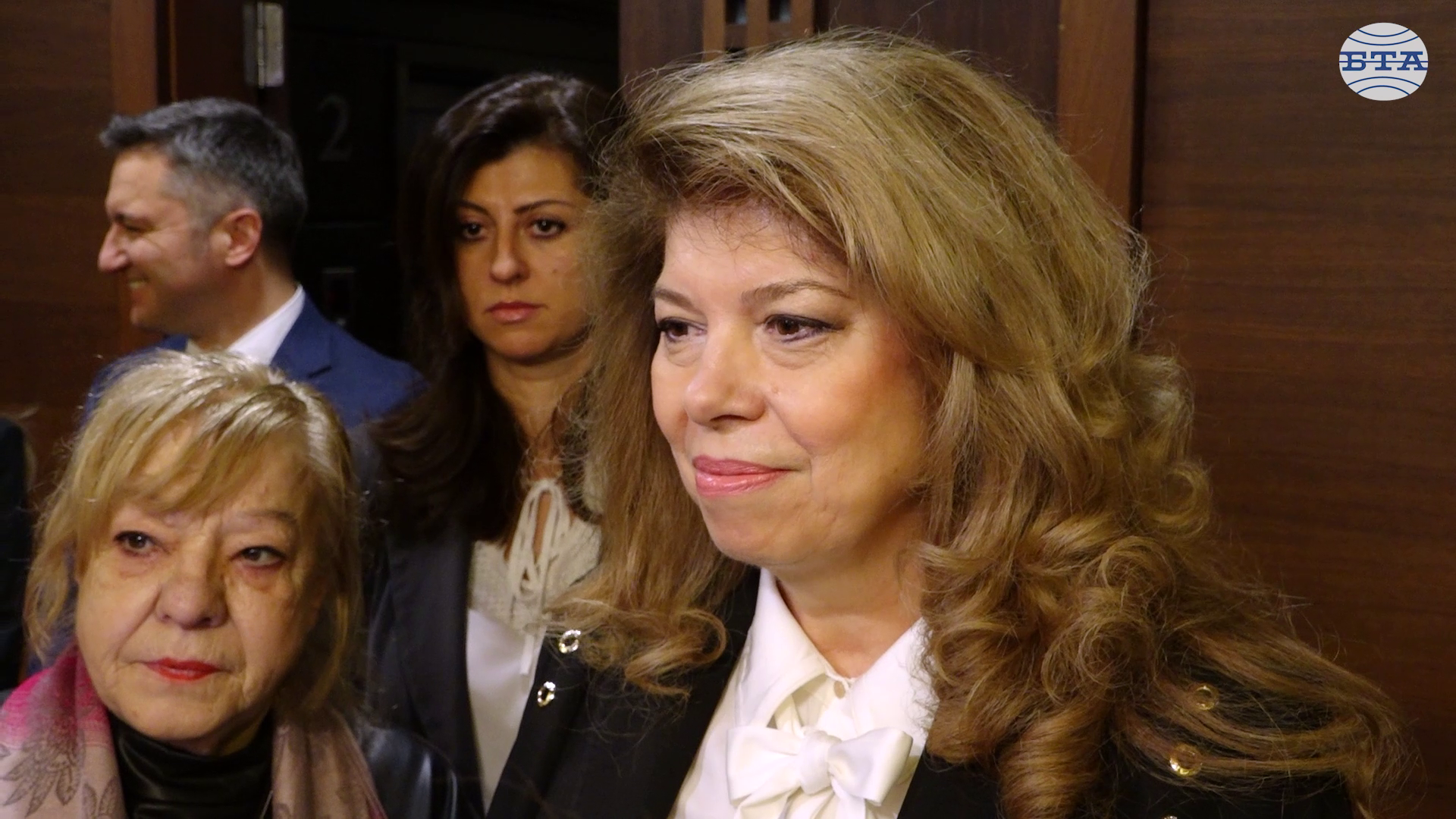 Този вот на недоверие е различен от предходните, защото има подкрепата на мнозинството от гражданите, каза вицепрезидентът Илияна Йотова