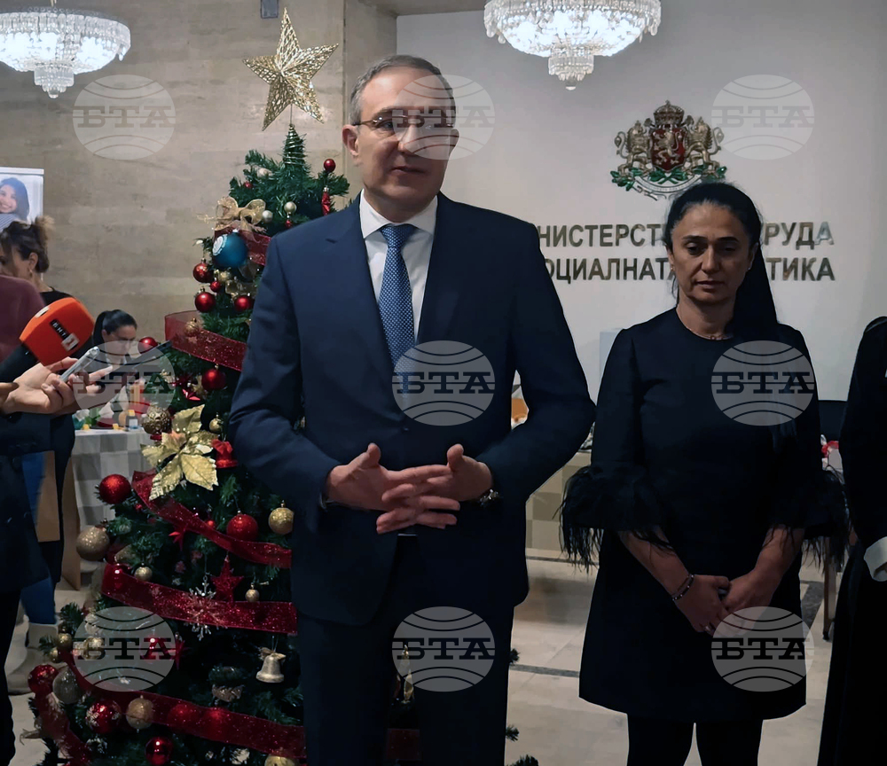 Коледен базар в подкрепа на различни каузи бе открит в социалното министерство