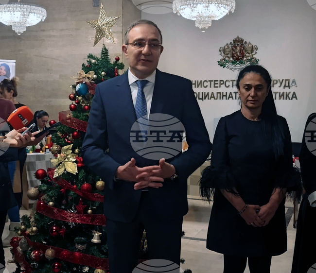 Коледен базар в подкрепа на различни каузи бе открит в социалното министерство