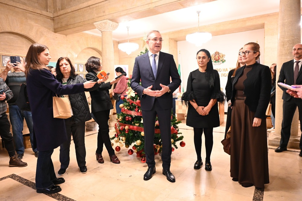 Министър Гуцанов откри базара „Коледа с кауза“ в подкрепа на хора от уязвимите групи