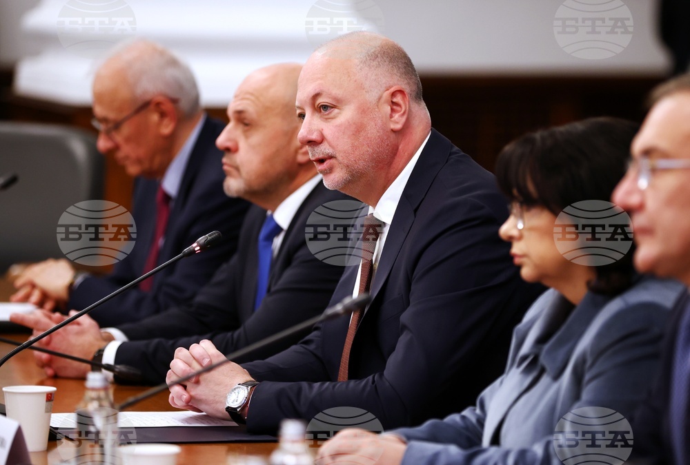 PM Stresses Importance of Tripartite Cooperation Council Meeting against Political Climate 