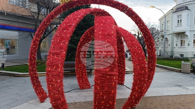 Част от празничната украса в Сливен е счупена от неизвестни извършители преди да приключи монтирането ѝ