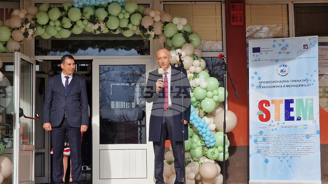 Министър Красимир Вълчев откри два STEM центъра в училища в Пазарджик