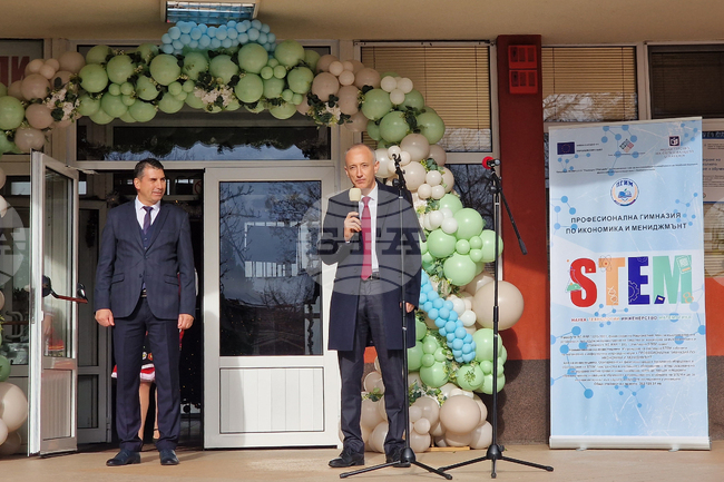 Министър Красимир Вълчев откри два STEM центъра в училища в Пазарджик