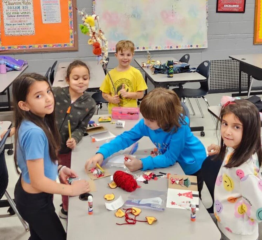 Работилница за изработка на коледни картички и сурвачки беше организирана в Българското училище „Академия Христо Ботев“ във Вашингтон