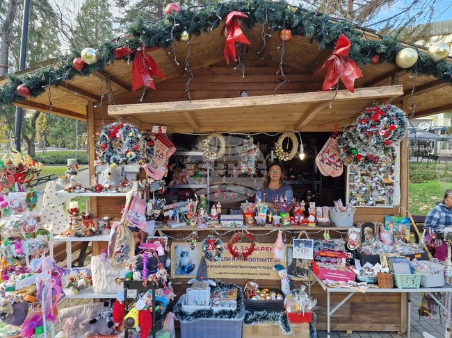 Благотворителни каузи на коледния базар във Велико Търново събират средства за добри дела