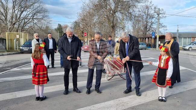 Министърът на околната среда и водите Манол Генов присъства на откриването на рехабилитиран общински път в село Куртово Конаре